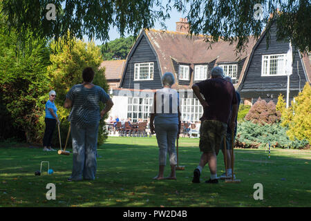 Les clients de l'hôtel Loisirs Warner Sinah à Warren, Hayling Island, Hampshire, UK, jouer à un jeu de croquet sur la pelouse Banque D'Images