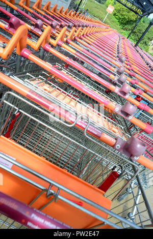 Close up de lignes de centaines de chariots de supermarché au Royaume-Uni Banque D'Images