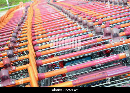 Close up de lignes de centaines de chariots de supermarché au Royaume-Uni Banque D'Images