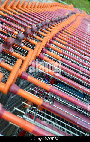 Close up de lignes de centaines de chariots de supermarché au Royaume-Uni Banque D'Images