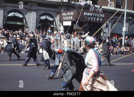 1940, historiques, des enfants en costumes locaux participant à la Mai 'Tulip Time' Festival dans la ville de Holland, Michigan, États-Unis. Calvanist fondée par des colons néerlandais en 1847, la ville est un avant-poste de la culture néerlandaise et de la tradition dans le milieu de la Midwest américain et est connue pour ses églises, dont ils sont environ 170 dans la grande région de New Holland. Banque D'Images