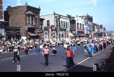 1940, historiques, les personnes prenant part à la Mai 'Tulip Time' Festival dans la ville de Holland, Michigan, États-Unis. Calvanist fondée par des colons néerlandais en 1847, la ville est un avant-poste de la culture néerlandaise et de la tradition dans le milieu de la Midwest américain et est connue pour ses églises, dont ils sont environ 170 dans la grande région de New Holland. Banque D'Images