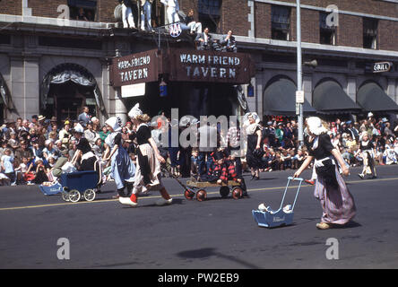 1940, historiques, des enfants en costumes locaux participant à la Mai 'Tulip Time' Festival dans la ville de Holland, Michigan, États-Unis. Calvanist fondée par des colons néerlandais en 1847, la ville est un avant-poste de la culture néerlandaise et de la tradition dans le milieu de la Midwest américain et est connue pour ses églises, dont ils sont environ 170 dans la grande région de New Holland. Banque D'Images