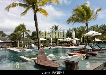 Khao Lak, Thaïlande - 14 septembre 2016 : transats dans tropical resort piscine de l'hôtel Banque D'Images