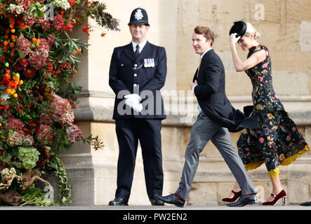 Singer-songwriter James Blunt arrive avec sa femme Sofia Wellesley pour assister au mariage de la princesse Eugénie à Jack Brooksbank à la Chapelle St George dans le château de Windsor. Banque D'Images