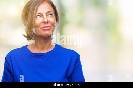 L'âge moyen plus senior hispanic woman smiling fond isolé à côté et regardant loin de penser. Banque D'Images