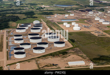 Vue aérienne de la ferme de réservoirs de stockage de produits pétroliers près de Hardisty, en Alberta. Banque D'Images