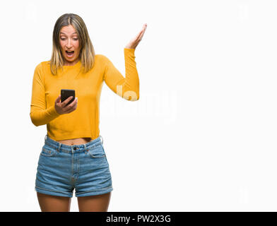 Belle jeune femme de l'envoi de message à l'aide de blackberry sur fond isolé très heureux et excité, expression célèbre screamin victoire gagnant Banque D'Images