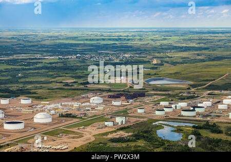 Vue aérienne de la ferme de réservoirs de stockage de produits pétroliers près de Hardisty, en Alberta. Banque D'Images