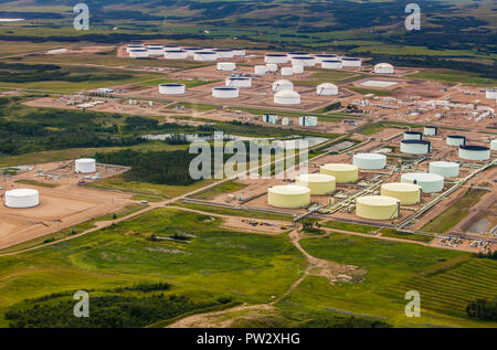 Vue aérienne de la ferme de réservoirs de stockage de produits pétroliers près de Hardisty, en Alberta. Banque D'Images