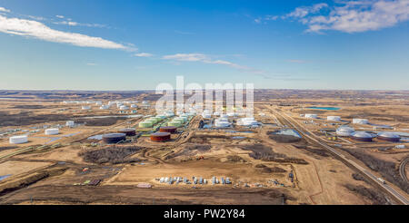 Vue aérienne de la ferme de réservoirs de stockage de produits pétroliers près de Hardisty, en Alberta. Banque D'Images