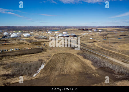 Vue aérienne de la ferme de réservoirs de stockage de produits pétroliers près de Hardisty, en Alberta. Banque D'Images