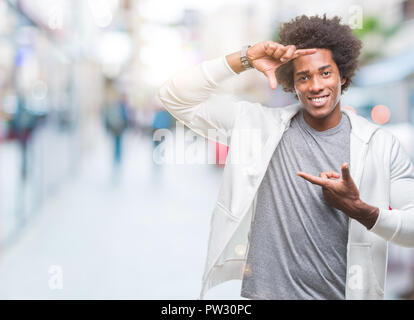 Sweat homme portant sur fond isolé du châssis en souriant avec les mains et les doigts avec un visage heureux. La créativité et la photographie Banque D'Images