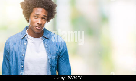 Au cours de l'homme afro-américain de fond isolé déprimé et d'inquiétude pour la détresse, pleurant en colère et peur. Expression triste. Banque D'Images