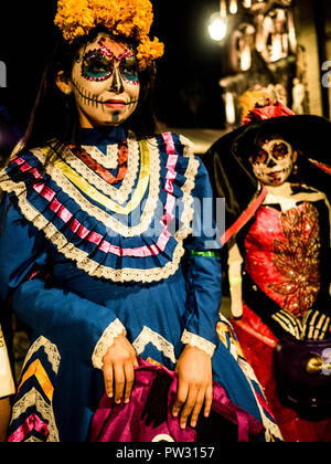 Les jeunes filles vêtues de costumes traditionnels Calavera Catrina pour le Jour des Innocents dans un défilé à San Miguel de Allende, Mexique Banque D'Images