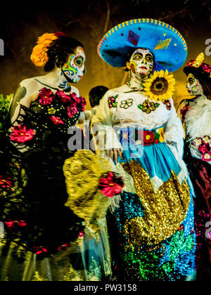 Les femmes en costume magnifiquement Catrina le Jour des Morts au Mexique, Mixquic Banque D'Images