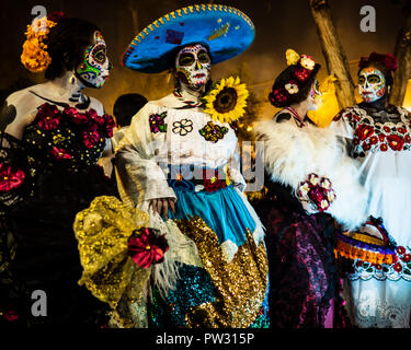 Les femmes en costume magnifiquement Catrina le Jour des Morts au Mexique, Mixquic Banque D'Images