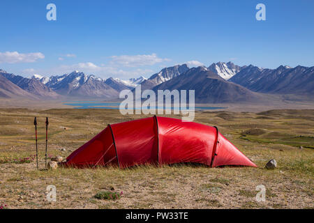 Camping de l'arrière-pays, la frontière entre l'Afghanistan avec grand Pamir et Concord Mt en arrière-plan, la Réserve Naturelle Zorkul, montagnes du Pamir, au Tadjikistan Banque D'Images