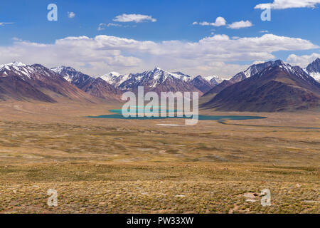 Grand Pamir Afghan avec lacs alimentés par des glaciers, Zorkul réserve naturelle sur trek de Keng Shiber à Kara Jilga, montagnes du Pamir, au Tadjikistan Banque D'Images