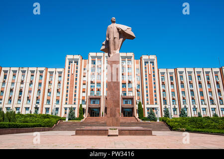 Bâtiment du Parlement transnistrien avec statue de Vladimir Lénine, Tiraspol, la Transnistrie, la Moldavie Banque D'Images