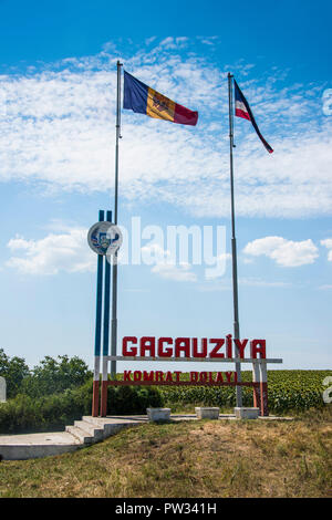 Panneau d'entrée soviétique pour la république de Gagaouzie, Comrat, Moldova Banque D'Images