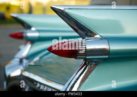 Les ailerons de queue avec les feux rouges arrière d'une voiture american vintage, Cadillac de Ville 1959, Canada Banque D'Images