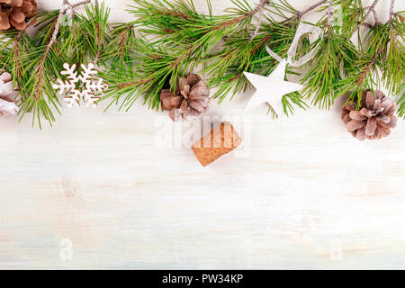 Fond de Noël avec des branches de sapins, cônes, neige, noël décorations et d'un bouchon de champagne avec une place pour texte, Top Shot Banque D'Images