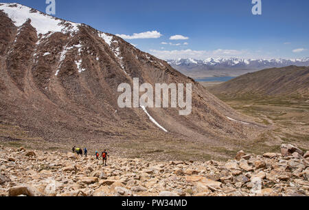 Les randonneurs descendent d'Bel Airyk 4 800 m lac Zorkul passe avec en arrière-plan sur trek de Keng Shiber à Kara Jilga, montagnes du Pamir, au Tadjikistan. Banque D'Images