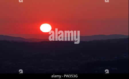 Image captée par le point le plus élevé à l'ouest de Penha partout dans la ville de Guimaraes à l'océan Atlantique au loin. Banque D'Images