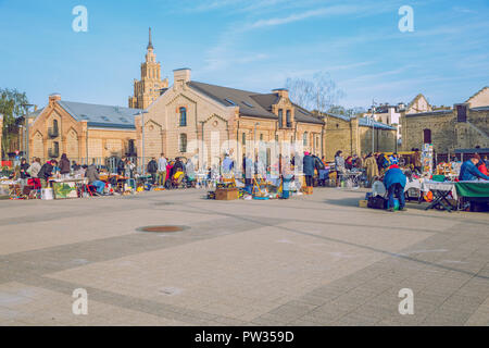 Riga, Lettonie. Marché aux puces de rue, peuples autochtones, aux puces vente urban street. Photo de voyage 2018. Banque D'Images