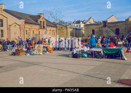 Riga, Lettonie. Marché aux puces de rue, peuples autochtones, aux puces vente urban street. Photo de voyage 2018. Banque D'Images