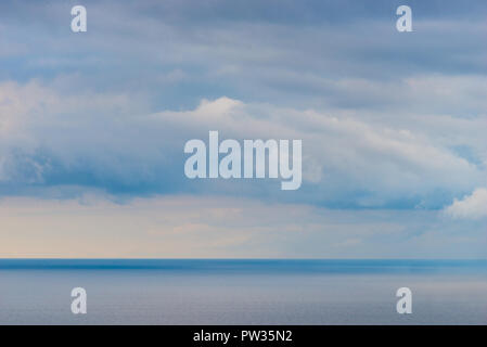 Nuages sur la mer, le fond marin avant que la pluie Banque D'Images