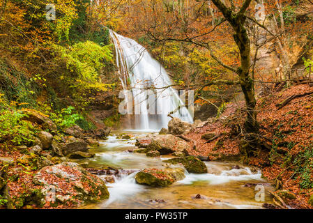 Jur-Jur cascade dans les montagnes en automne, sites naturels de la péninsule de Crimée, Russie Banque D'Images