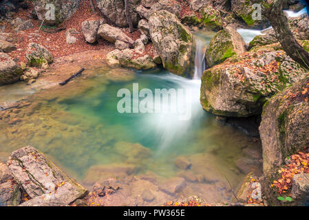 Paysages charmant - couler de l'eau, les grosses pierres dans les montagnes Banque D'Images