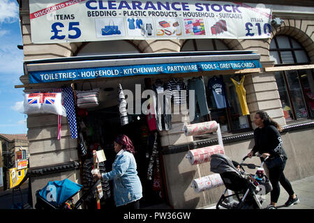 Hackney. Kingland High Street. Ex Nat West Bank, maintenant un rabais et le dégagement de l'atelier. Banque D'Images