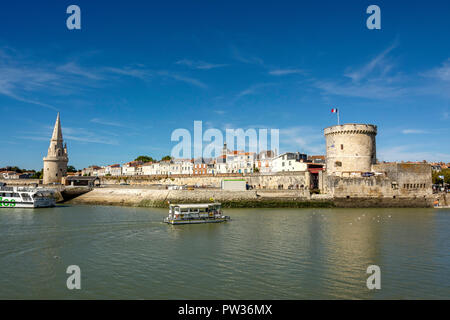 La tour lanterne (Tour de la Lanterne) et la Tour de la chaîne (Tour de la chaîne) à l'entrée de l'ancien port de La Rochelle, Charente Maritime, Banque D'Images