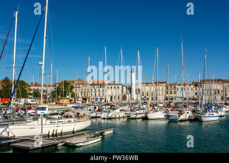 Vue sur le vieux port de la Rochelle et phare avec voiliers et un ciel bleu clair, Charente-maritime, Nouvelle-Aquitaine, France Banque D'Images