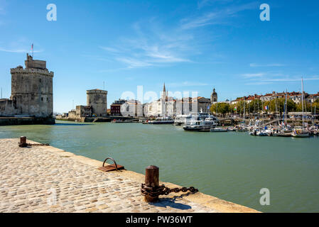 Vue sur le vieux port (Vieux Port) de la Rochelle avec tours historiques et bateaux sous un ciel bleu, Charente-maritime, Nouvelle-Aquitaine, France Banque D'Images