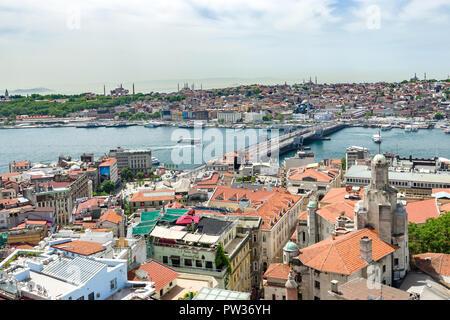 La vue depuis la tour de Galata Beyoglu partout à la Corne d'or et le pont de Galata sur une journée ensoleillée, Istanbul, Turquie Banque D'Images