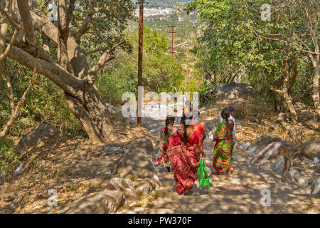 CHAMUNDI HILL MYSORE INDE SITE SACRÉ LE TEMPLE SRI CHAMUNDESWARI LES PÈLERINS SUR LES 1000 ÉTAPES UTILISÉES POUR ATTEINDRE LE SITE Banque D'Images