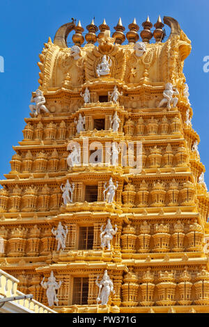 CHAMUNDI HILL MYSORE INDE SITE SACRÉ LE TEMPLE SRI CHAMUNDESWARI AVEC SEPT ÉTAGES GOPURAM Banque D'Images