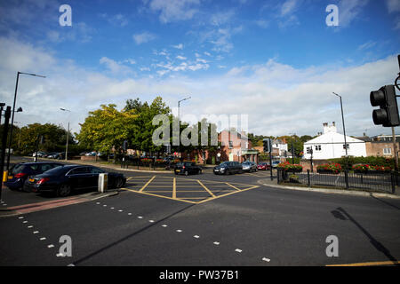 La circulation à la sortie des boîtes jaunes intersection de Kings drive B5171 d et wollton 1856-1860 rue road à woolton cross woolton Liverpool Merseyside Fra Banque D'Images