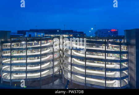 Parkings à plusieurs étages au terminal nord de l'aéroport de Londres Gatwick, West Sussex UK en mai Banque D'Images