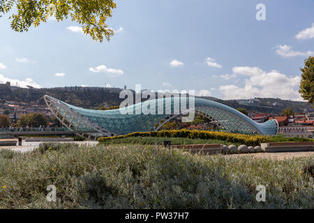 Le pont de la paix sur la rivière Kura à Tbilissi , capitale de la Géorgie. Banque D'Images