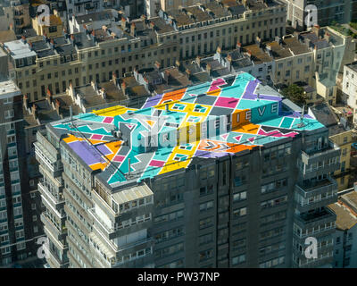 Toit peint abstrait Art  + 'croire' à Brighton vu de British Airways d'observation i360 pod, Brighton, East Sussex, England, UK Banque D'Images