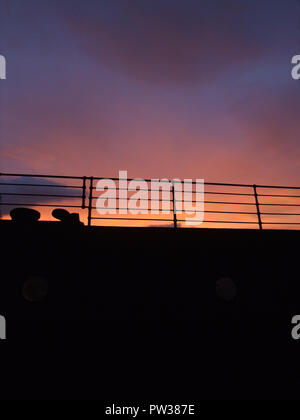 Silhouette d'un navire de croisière Railing against a Sunset Sky Banque D'Images