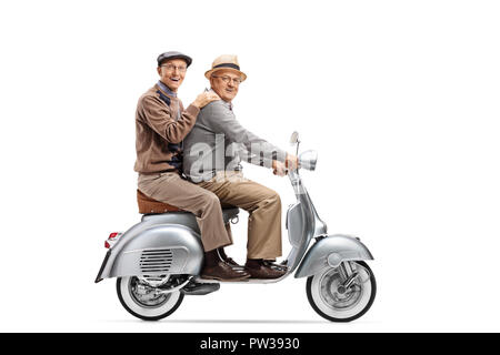 Toute la longueur de balle deux hauts hommes installés sur un scooter vintage isolé sur fond blanc Banque D'Images