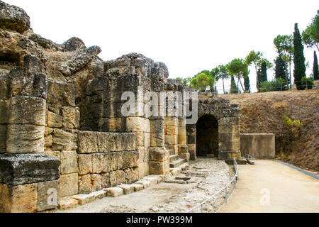 Les ruines de l'amphithéâtre romain à Italica, une ville ancienne en Andalousie, Espagne Banque D'Images