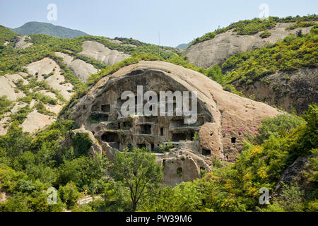 Habitation troglodytique Guyaju Guyaju anciennes grottes troglodytiques ancienne falaise Logements en Yanqing, China, Asia Banque D'Images