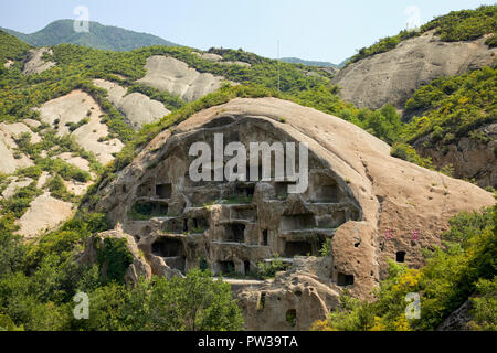 Habitation troglodytique Guyaju Guyaju anciennes grottes troglodytiques ancienne falaise Logements en Yanqing, China, Asia Banque D'Images